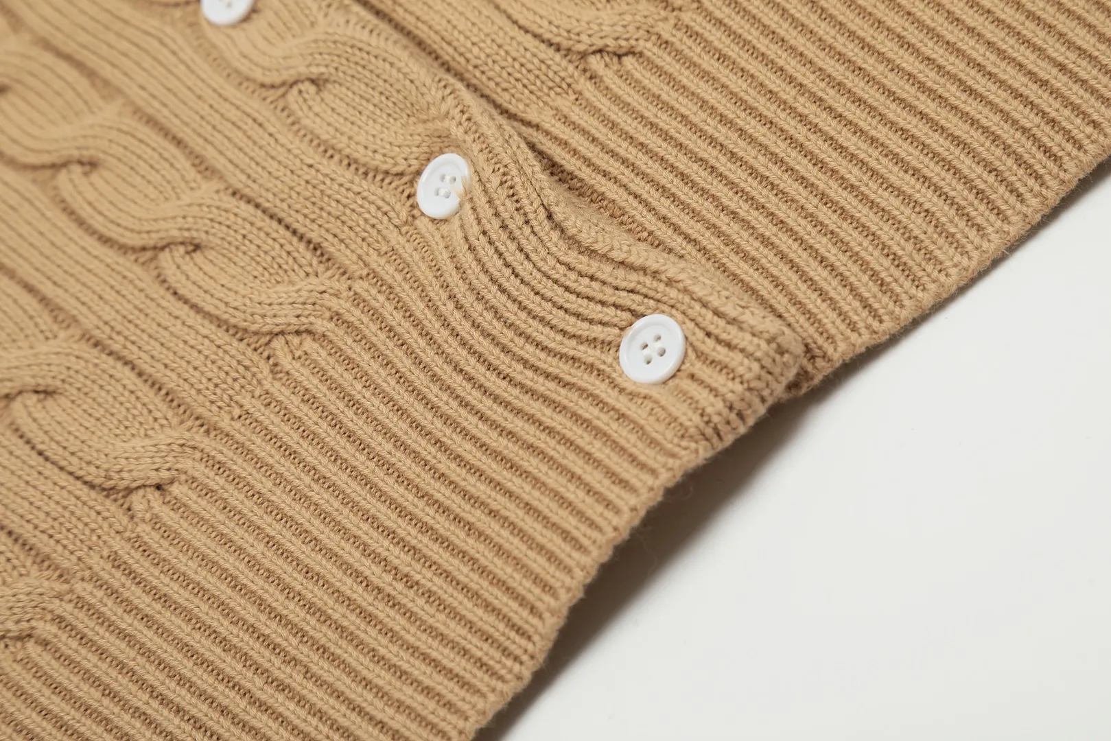 🅿️176 "Top quality" Style number: DS021# (not off the shelves all year round) [Ralph Lauren round neck cardigan solid color pony embroidered logo knitted short sleeves] ✅Ralph Lauren classic basic versatile all-season cardigan knitted short sleeves ✅Main supplier platform live broadcast Wholesale entities Replenish when out of stock Not off the shelves ✅ZP quality 1:1 version Scan the code to enter the GF website Counter quality ✅Details and quality are the only one in Guangzhou. Imported quality cotton yarn, focusing on high-end, cost-effective. Needless to say good quality. ✅The version is restored to the original order. The maximum size can be worn up to 160 pounds. Loose, comfortable and stress-free.